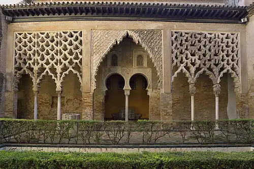 Parte sur del patio del Yeso (fin del siglo XII), uno de los pocos restos almohades que conserva el Real Alcázar de Sevilla.