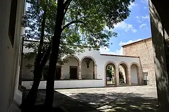 El segundo patio se ubica al costado sur del inmueble