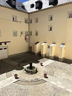 Vista del patio central del edificio.