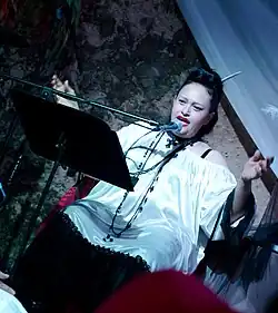 Patricia Pereyra con su caracterizante histrionismo, durante un concierto realizado en Casa de Teatro, el 20 de Mayo de 2010.