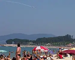 La Patrulla Águila durante la exhibición aéraea anual en la playa de Samil