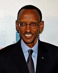 Foto de primer plano de Paul Kagame sonriendo en el estreno de la película Earth Made of Glass