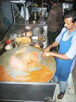 Pav bhaji preparado en una tava de hierro
