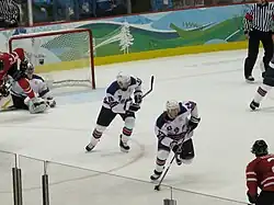 Pavelski (#16) y Ryan Callahan (#24, con el disco) jugando contra Canadá durante los Juegos Olímpicos de Invierno 2010.