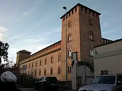Primer plano de la torre del castillo Visconteo que albergaba la biblioteca.