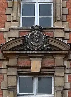 Medallón de Enrique IV en el dintel de una ventana.