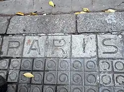 Nombre de la calle en el pavimento: calle de París.