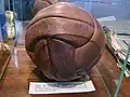 Pelota firmada por la selección uruguaya que ganó el Mundial de 1950