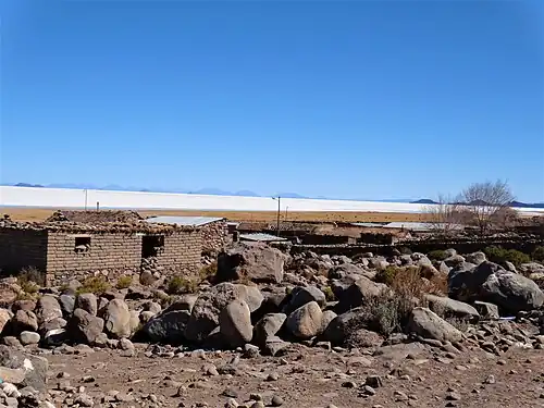 Pequeño poblado indígena a orillas del Salar de Uyuni