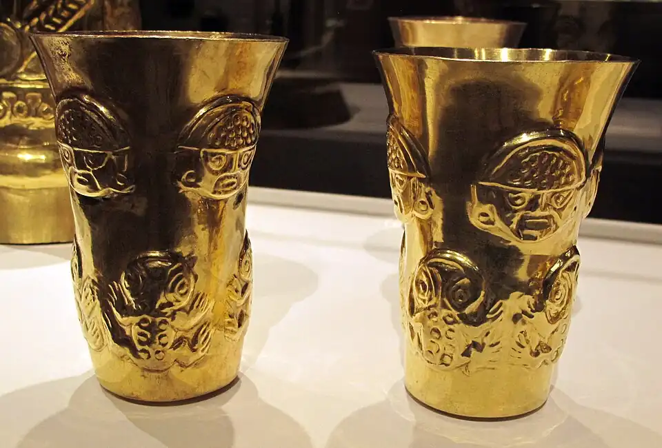 Lambayeque, Sicán, vasos con caras y ranas, siglos IX–XI, oro repujado.