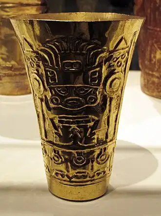 Perú, Sicán (Lambayeque), siglos IX–XI, vaso hecho en oro repujado.