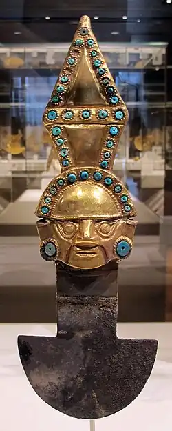 Sicán (Lambayeque), cuchillo ceremonial, siglos IX–XI, oro repujado, plata y turquesa