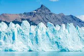 Detalle de la cara norte desde el lago.