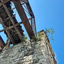 Detalle de piedra tallada del Puente Negro.