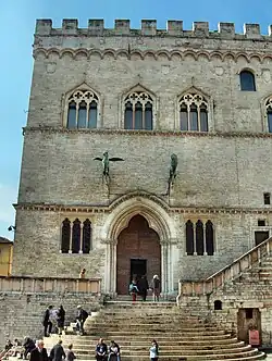 El portal desde la Fontana Maggiore