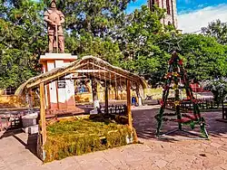 Un pesebre y su árbol de Navidad en plaza principal de Vallegrande (Bolivia), delante del monumento al conquistador Pedro Lucio de Escalante y Mendoza.