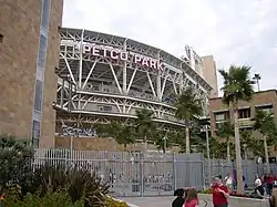 Base meta (principal) y entrada al PETCO Park.