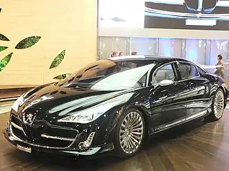 El Peugeot 908 RC en una exposición.