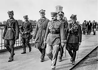 Pilsudski, junto a otros militares, cruza el puente Poniatowski de Varsovia durante el golpe de estado de 1926.