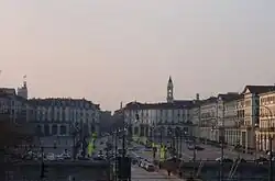 La Piazza Vittorio Veneto vista desde la orilla opuesta del Po