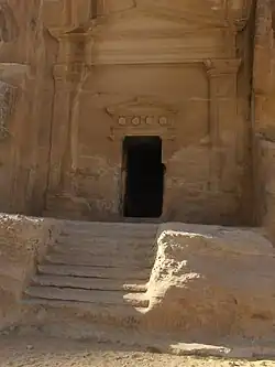 Vivienda en el exterior, junto a la entrada Este.