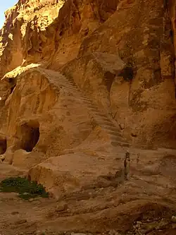 Escalera de acceso a locales elevados.