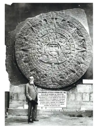 Fotografía de 1917 de la Piedra del Sol con Venustiano Carranza.