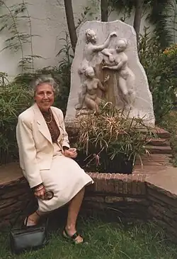 Pierrette Gargallo en 1990 con su obra escultórica Las tres gracias, realizada en 1946 para una fuente del Sr. Terruel Suriol.