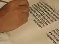 Calígrafo profesional judío escribiendo un texto sagrado en hebreo de modo manuscrito y con la ayuda de una pluma de ganso, fotografía tomada en 2009