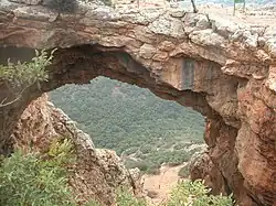 La cueva Keshet (un arco natural) ubicada en una cresta cerca del Nahal Betzet