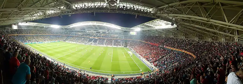Vista panorámica del interior del Estadio Internacional de Haifa.