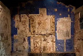 Pinturas en el muro del altar.