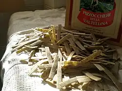 Pizzoccheri secos en un paquete comercial