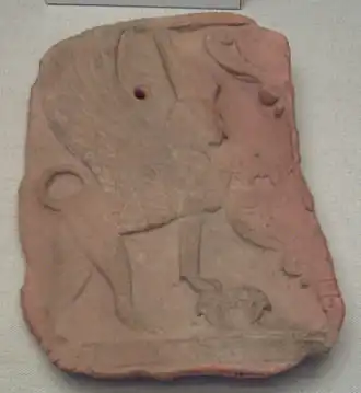 Placa con esfinge. Arcilla. Siglo VI a. C. de la Necrópolis cartaginesas en Ibiza.