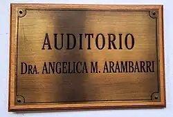 Placa de bronce "Auditorio Dra. Angélica M. Arambarri"