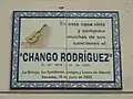 Placa en la casa donde viviera el Chango Rodríguez.