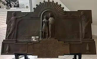 Placa conmemorativa de la inauguración del gasoducto por el presidente Perón