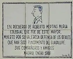 Placa homenaje a Roberto Mertins Murua en el Colegio Mayor Nuestra Señora de Guadalupe, en la Ciudad Universitaria de Madrid: "abatido por las fuerzas encargadas supuestamente de mantener el orden, cuando trabajaba en defensa de las libertades en Guatemala".