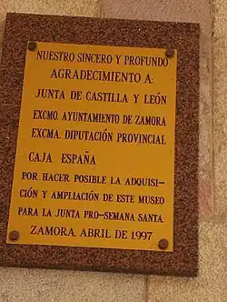 Placa conmemorativa de la ampliación del museo
