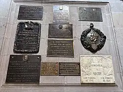 Placas conmemorativas.