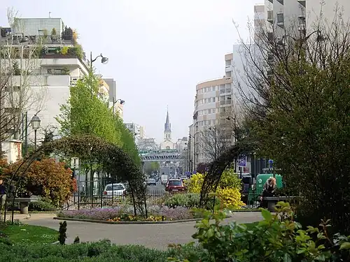 El parque y la perspectiva de la rue Jeanne d'Arc y de la iglesia Notre-Dame-de-la-Gare.