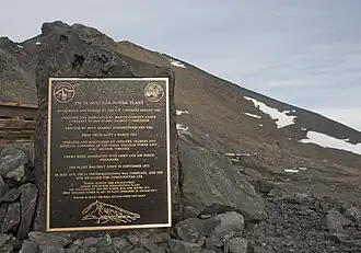Vista de la placa conmemorativa de la central nuclear PM-3A en la base McMurdo (SMHA).