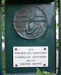 Placa en homenaje a los soldados españoles de La Nueve, colocada en el square Gustave-Mesureur, place Pinel (XIII distrito de París).