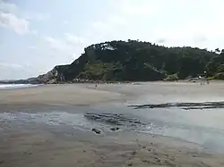 La playa con marea baja.