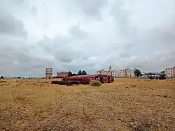 Vagones cisternas y rieles abandonados en la playa de maniobras de la estación.