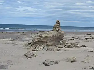 Parte de la playa erosionada por el mar.
