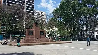 Plaza Manuel Belgrano con el monumento en el centro