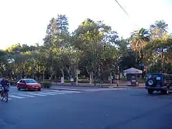 Plaza López, esquina con calle Laprida