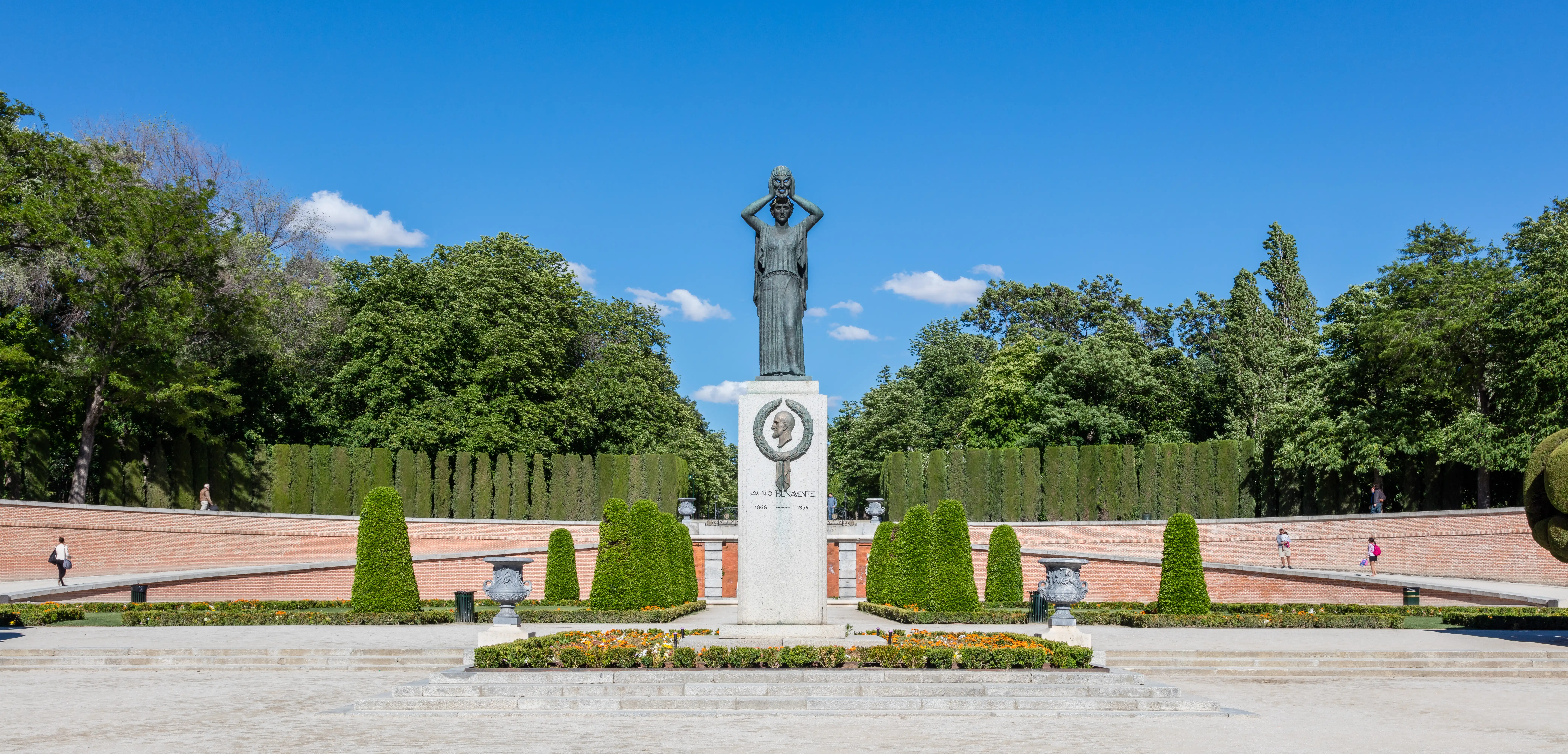 Monumento a Jacinto Benavente en el Parterre del Retiro.