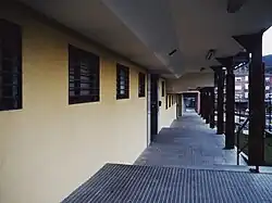 Soportales modernos en la Plaza San Francisco Javier de Sabiñánigo